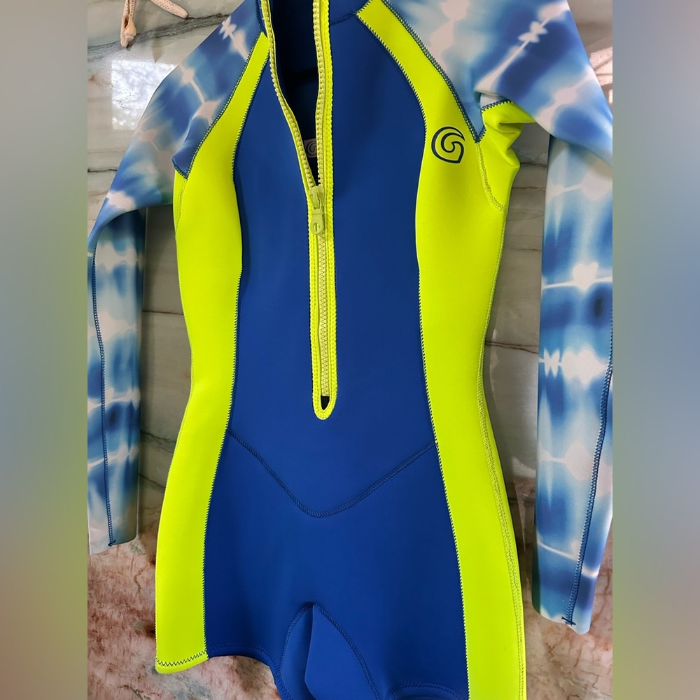 GLIDESOUL women’s wetsuit size small.  2mm neoprene throughout